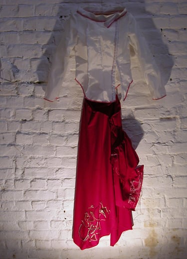Sculpture vestimentaire veste plastique bâche blanche et jupe coton rouge peinte