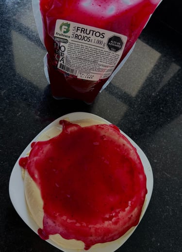 Receta de postre de tres leches con salsa de frutos rojos