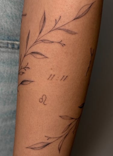 Tatuaje fine line de enredaderas y flores en el brazo – Dasa Ink Barcelona
