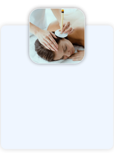 Terapeuta aplicando Cone Chinês na orelha de paciente deitada, técnica para alívio de sinusite e zumbido na Clínica Lanna Mor