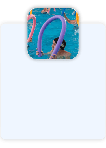 Grupo de pessoas fazendo aula de Hidroginástica na piscina, usando flutuadores coloridos para exercícios aeróbicos e de força