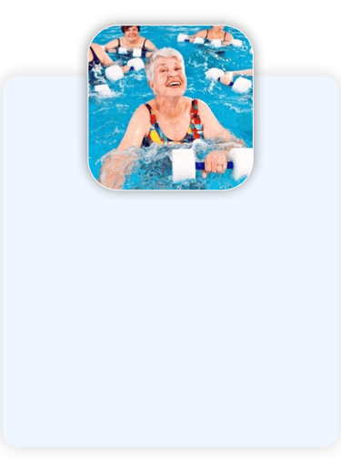 Grupo de idosas sorrindo e fazendo exercícios de reabilitação na piscina com halteres flutuantes durante sessão Hidroterapia