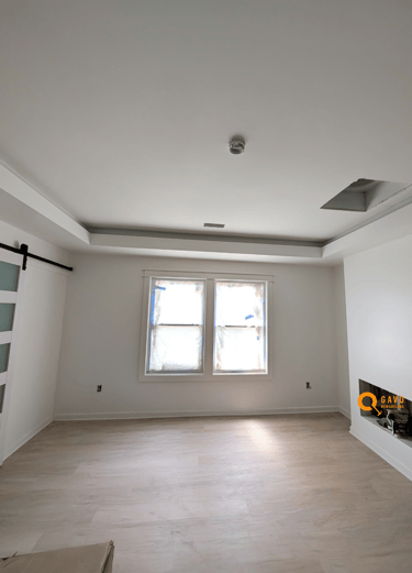 Espacio de sala con chimenea empotrada diseño limpio y moderno Gavo Remodeling Llc