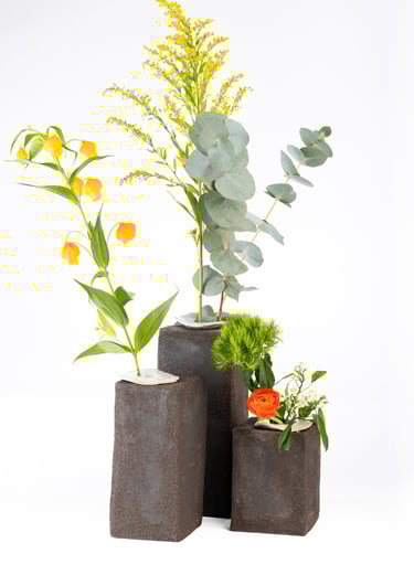 vases en grès noir, soliflore blanc  et bouquet de fleur