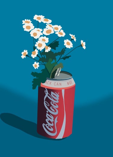 un coca qui sert de vase pour des marguerites 