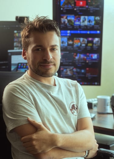Aurélien Cailloce, animateur et producteur TV, en pleine présentation de l’émission Les Sarthois du