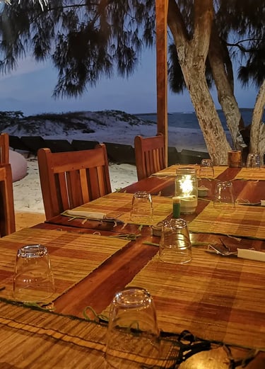 Belle table au restaurant de l’hôtel Ocean Lodge en fin de journée à la Baie de Sakalava à Diego-Suarez Madagascar