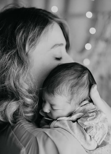 Câlin tendre entre maman et bébé – photo naissance en noir et blanc Gard