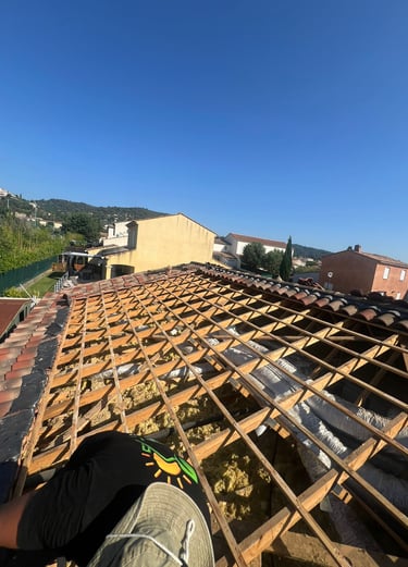 Charpente mise à nu après le retrait du système d'intégration photovoltaïque à Villeneuve (04).