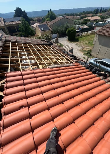 Remise en état de la toiture avec des tuiles avant la pose des nouveaux panneaux en surimposition.