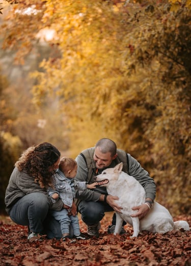 famiglia con bambino e cane in autunno