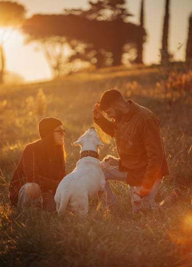 ragazzi con cane al tramonto