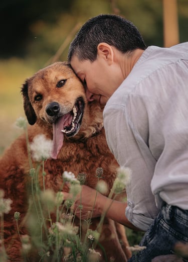 DONNA CHE ABBRACCIA CANE