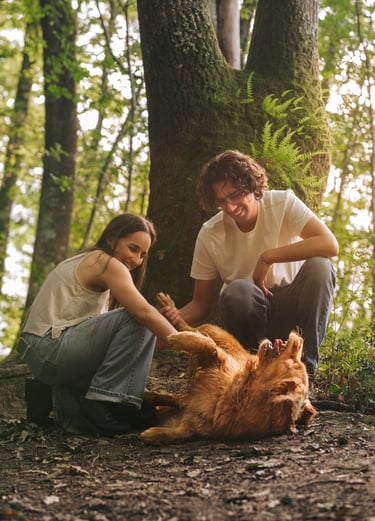 ragazzo e ragazza che giocano con cane