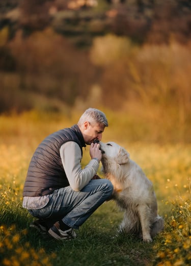 uomo con cane al tramonto