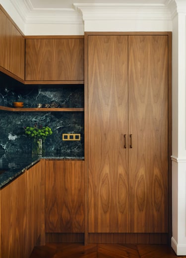 Cuisine sur mesure avec moulures, marbre et bois massif dans un appartement haussmannien à Paris