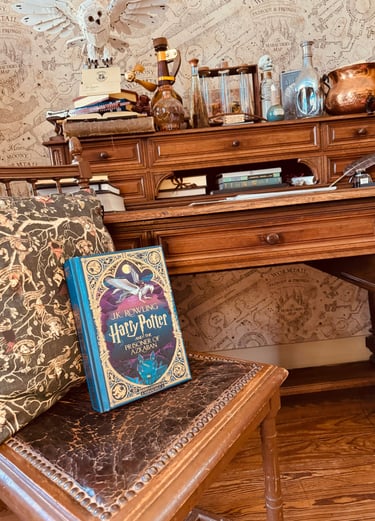 Coin lecture décoré avec un roman Harry Potter et des accessoires de lecture faits main