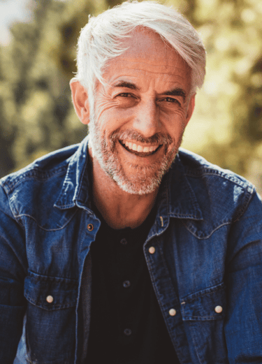 smiling business man bei dexit online