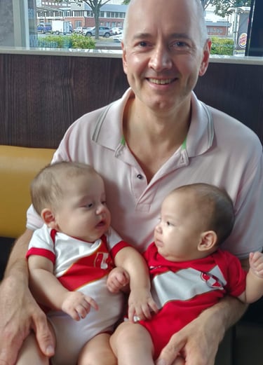 Jörg Grube mit den Zwilling Babies im Arm 2019