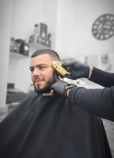 Hombre recibiendo su corte de pelo