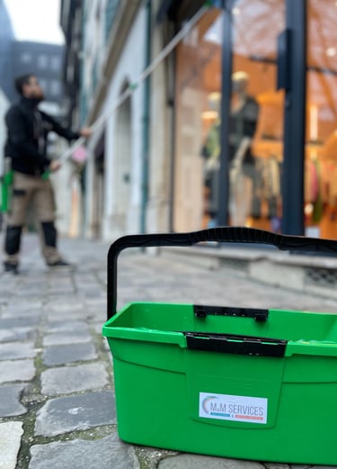 Agent de M & M Services Pro effectuant le nettoyage des sols dans un commerce à Rouen