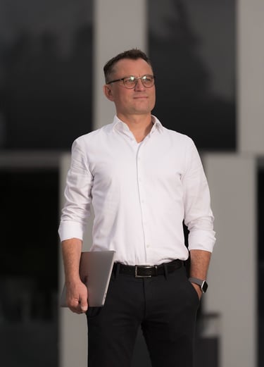 Unternehmer mit Laptop vor moderner Architektur in Oranienburg – Businessportrait bei Abendlicht