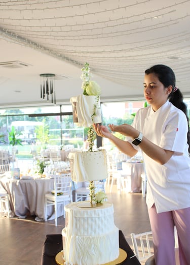 Montaje artesanal de tarta de boda en finca, servicio completo de Cakes by Julee en Madrid