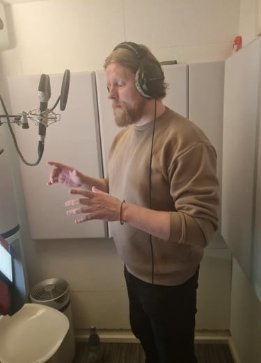 Sascha von Hinrichs im Hörbuch Tonstudio Berlin für "Existence - Das ewige Leben" am Mikrofon