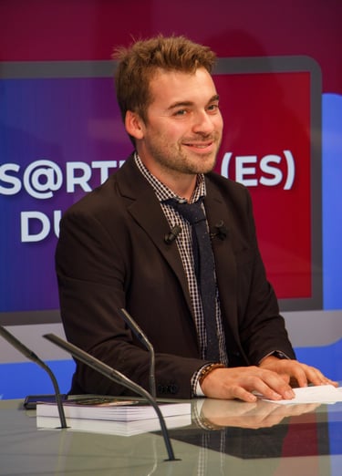 Aurélien Cailloce Sarthois du web TV Sarthe et animateur, installé dans son espace de travail.