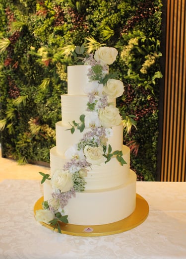 Tarta de boda personalizada de varios pisos con flores naturales, elaborada en Guadalajara