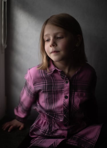 Petite fille à la fenêtre