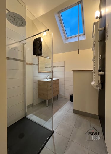 25 11 ESCALE 1695 Chambre PISTE NOIRE Salle d EAU FL