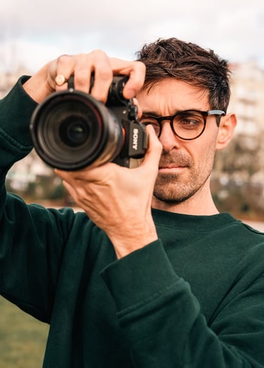 Photographe tenant son appareil photo lors d’une prise de vue, portrait naturel