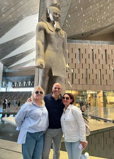 turistas portugueses no átrio principal do Grande Museu Egípcio  Ao fundo, a estátua de granito do Colosso de Ramsés II