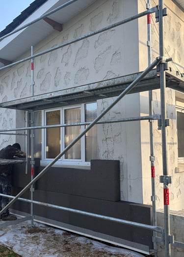 chantier en cours pose d'isolant thermique extérieur dans le 89 à saint julien du sault