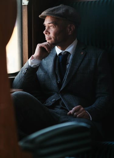 portret man model vintage kleding in trein