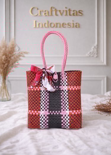 Tas anyaman plastik motif batik hitam merah dengan aksen pink handmade Craftvitas Indonesia