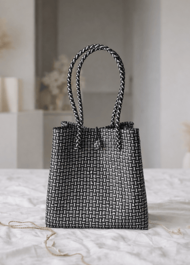 Tas anyaman plastik jali jali warna lurik hitam handmade, tas anyaman premium kuat dan stylish