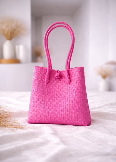 Tas anyaman plastik jali jali warna pink fanta fuchsia handmade, tas anyaman modern buatan UMKM lokal