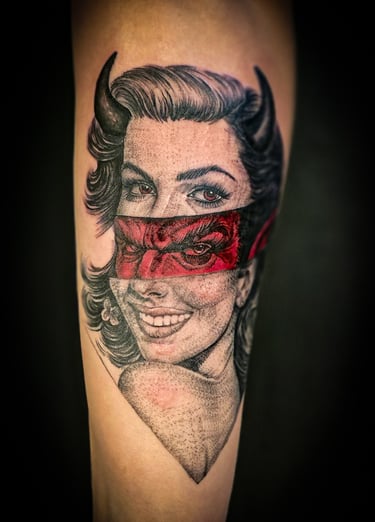 Tatouage de visage féminin réaliste 