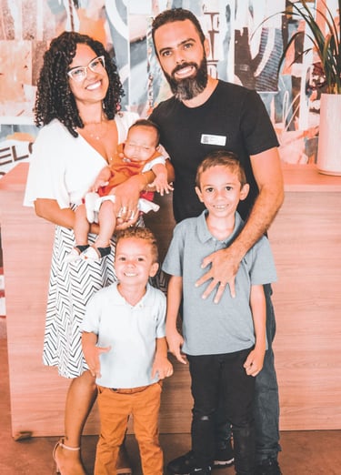Thiago e Karla Bastos e seus filhos Miguel, Gabriel e Rafael.