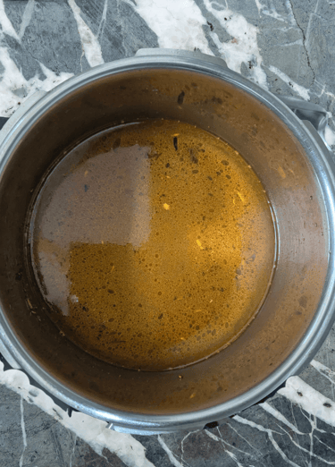 Sabut Masoor & Chana dal jerra in hot oil in cooker