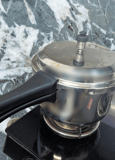 Sabut Masoor & Chana dal cooker closed