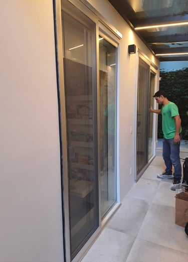 Portas com telas mosquiteiras na cor cinza