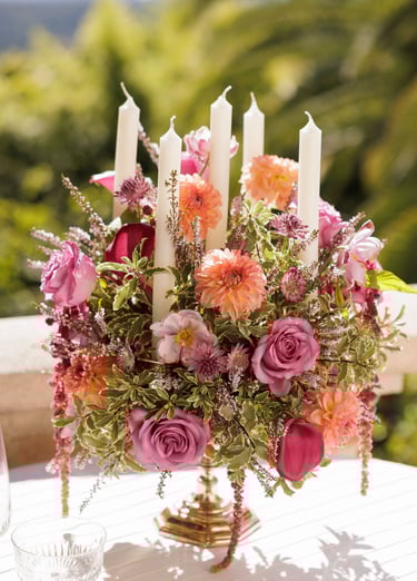 chandelier décoré avec fleurs couleurs vives et feuillage