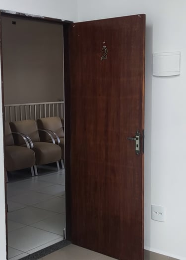 sala com interfone e com câmera