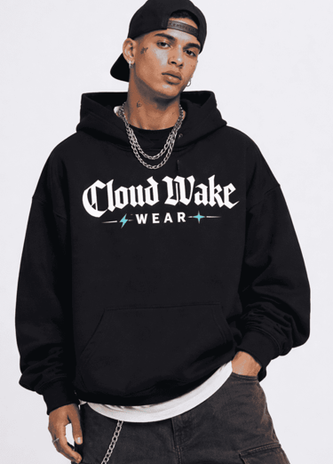 Joven vistiendo una sudadera negra de streetwear Cloud Wake Wear y una gorra