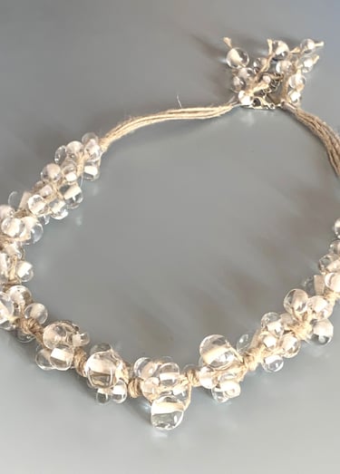 Jolie combinaison naturelle pour un collier d'exception célébrant la pureté. 102 perles de cristal