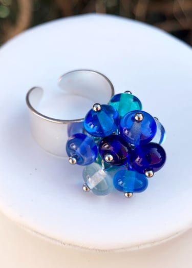 Bague moderne en perles de verre de Murano. couleur bleu