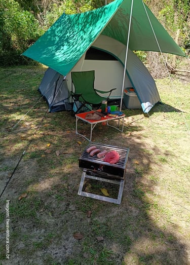 churrasco no acampamento solo na praia de palmas em governador celso ramos